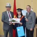 Эльчибек Джантаев вручил дипломы выпускникам программы “Государственное управление”.